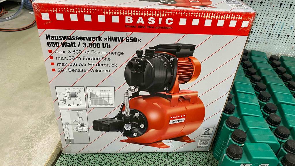 Hauswasserwerk-Test: Eine Verpackung mit rotem Hauswasserwerk der Marke Basic steht in einem Verkaufsbereich.