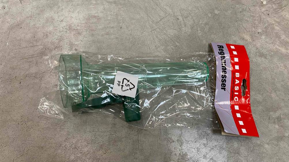 Getesteter Basic Regenmesser befindet sich in einer Plastikverpackung.