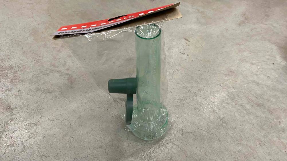 Basic Regenmesser im Test: Produkt steht auf dem Boden.