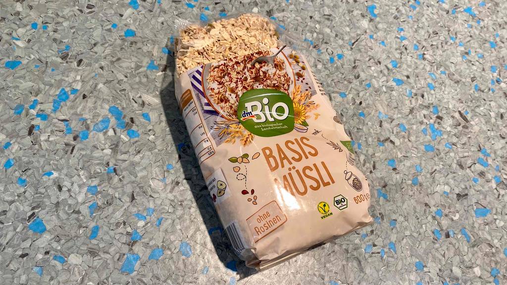 Basis-Müsli-Test: Verpackung auf hellem Hintergrund