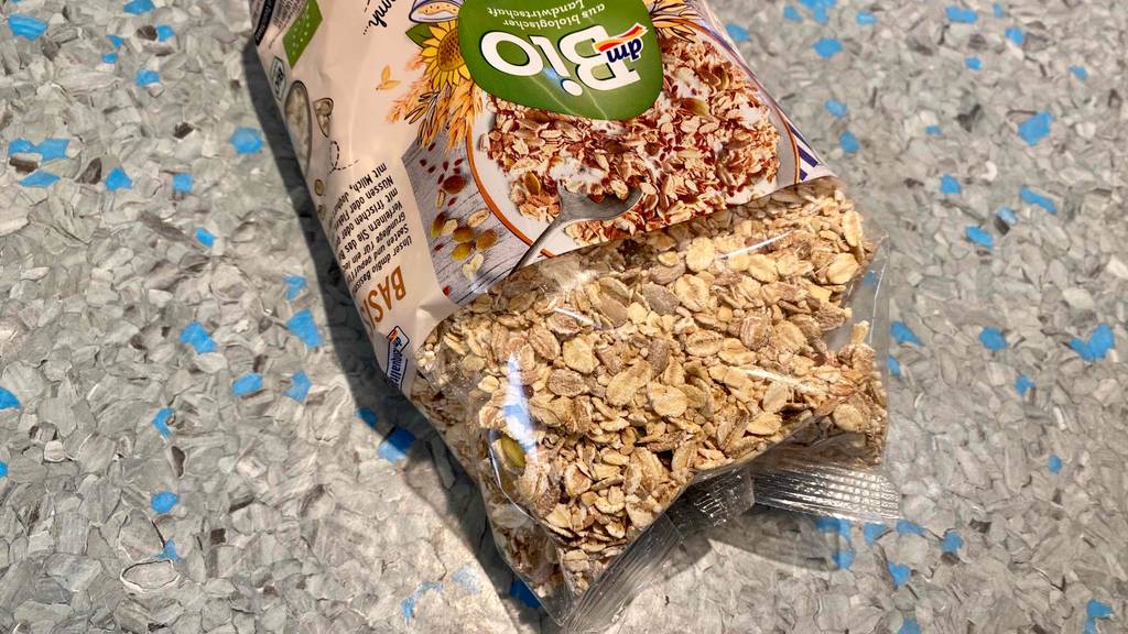 Basis-Müsli im Test: Durchsichtige Verpackung mit Müsli