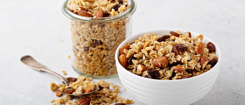 Basis-Müsli in verschiedenen Schalen