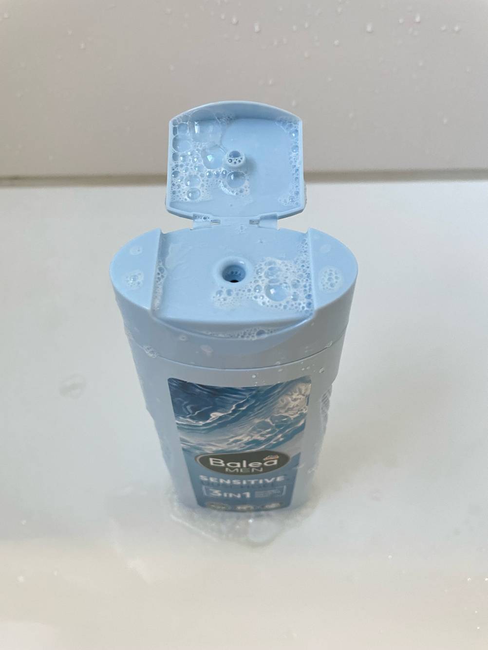 Basisches Duschgel im Test: Nahaufnahme der Verpackung von oben mit geöffnetem Verschluss.