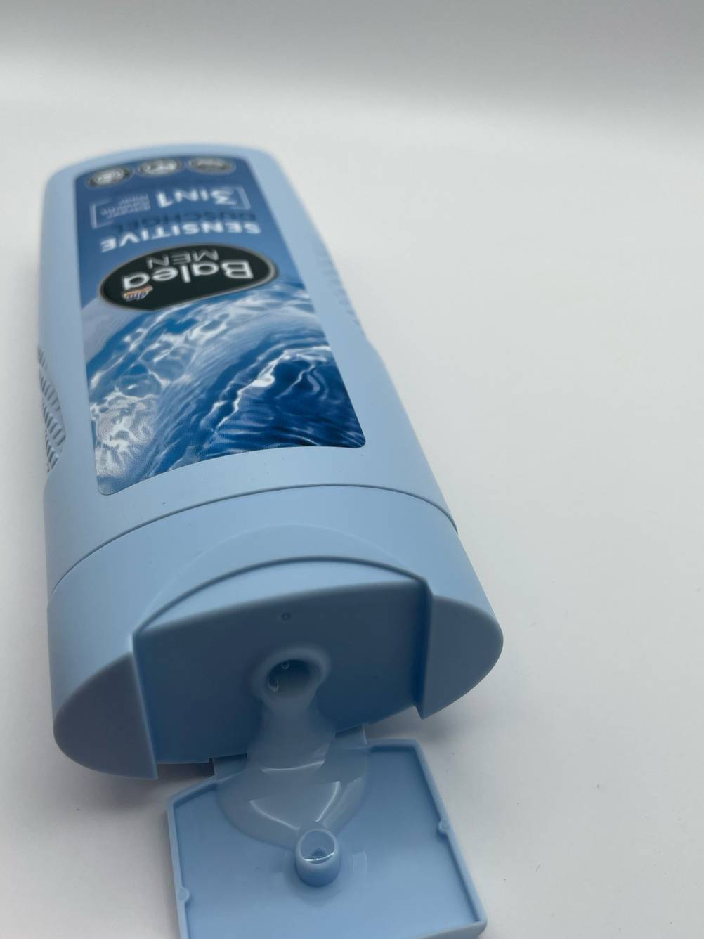 Basisches Duschgel im Test: Nahaufnahme des offenen Verschlusses.