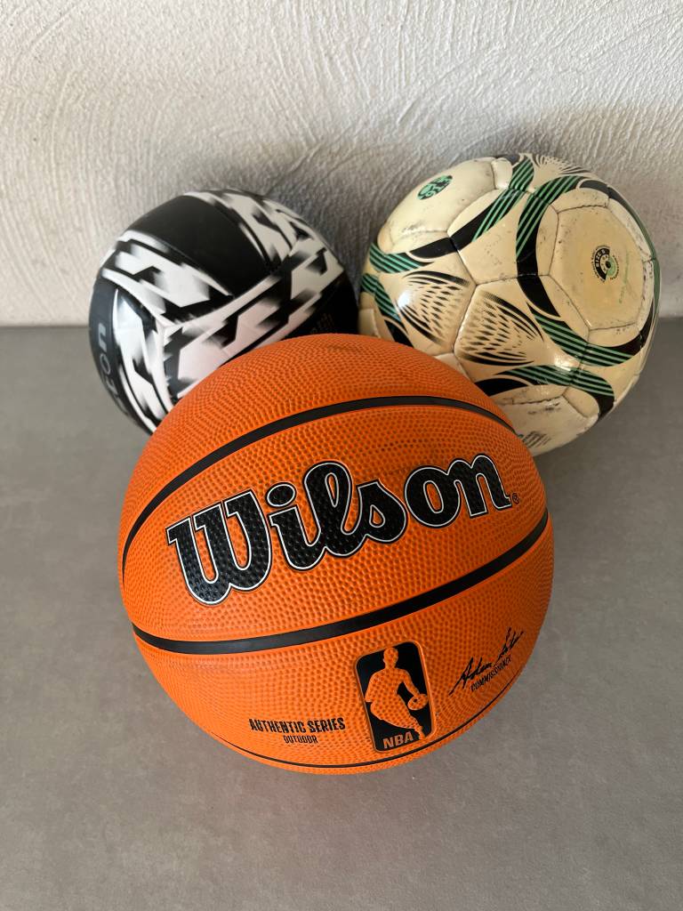 Auf dem Bild: Der Wilson Unisex-Adult, Modell ‎WTB9100ID07 verfügt über eine langlebige Gummioberfläche. 