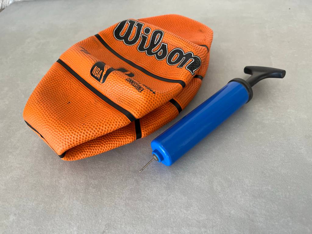 Der Basketball von Wilson kann mittels Ballpumpe seine runde Form erhalten.