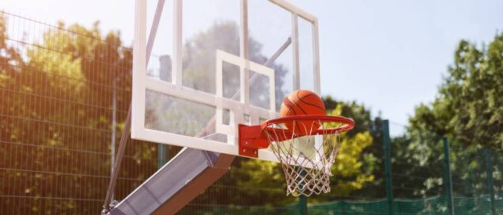 Basketball fliegt in das Netz einer getesteten Basketballanlage.