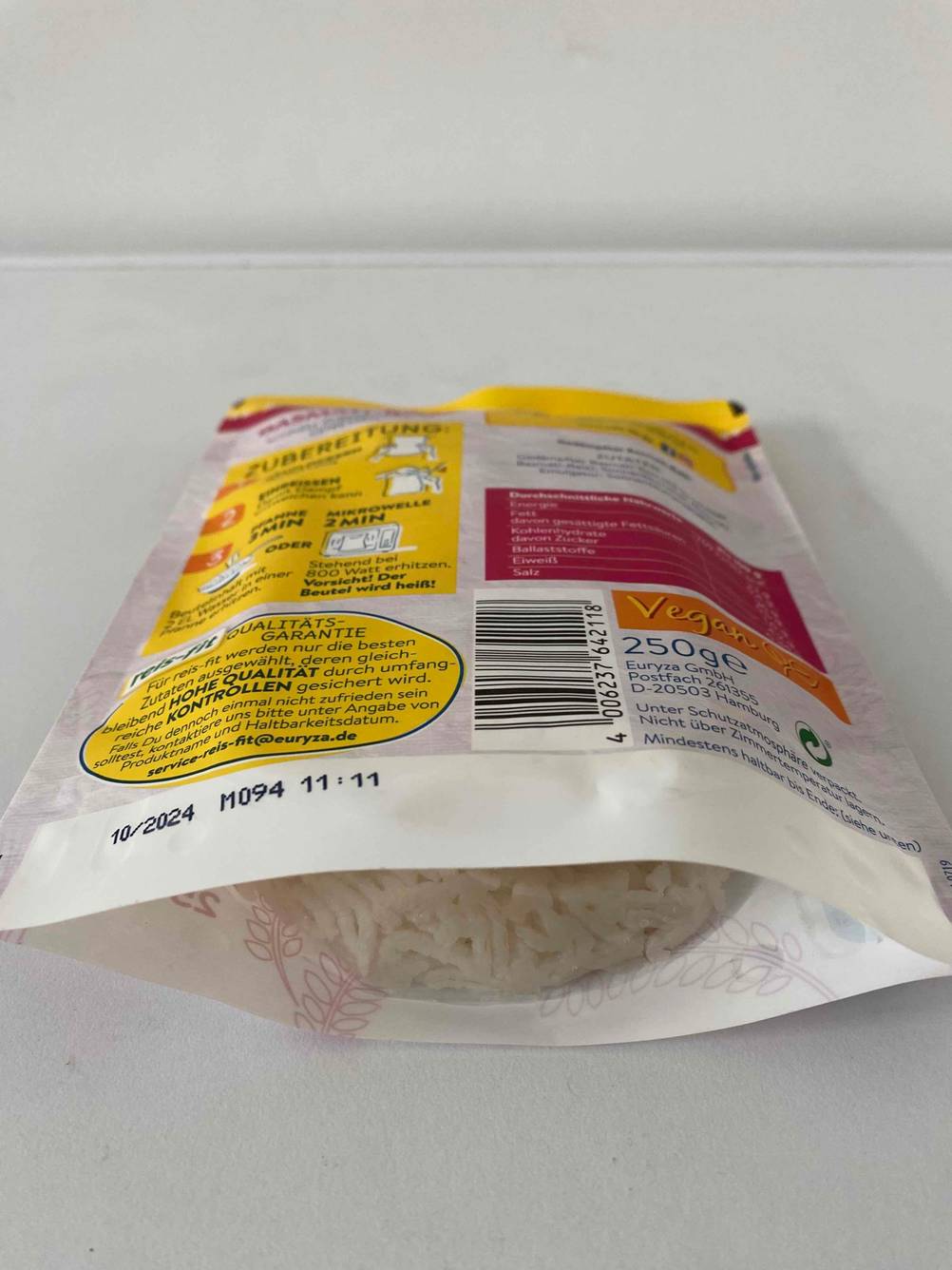 Im Test: Boden einer Packung Basmatireis vor einer hellen Wand.