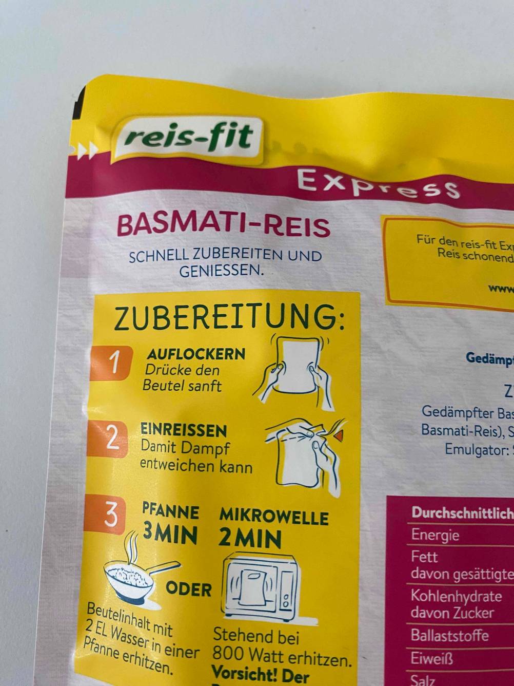Nahaufnahme der Rückseite einer Packung des getesteten Basmatireis mit der Zubereitungsanleitung.