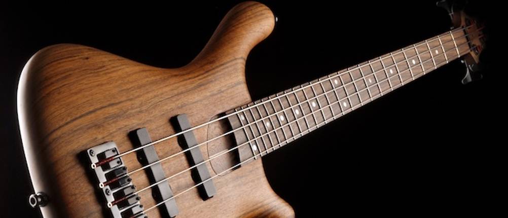 Bass im Test: Nahaufnahme eines E-Basses aus hochwertigem Holz. 