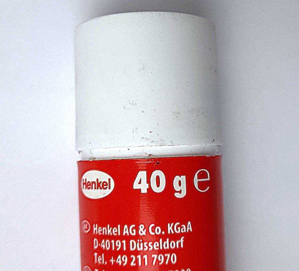 Bastelkleber getestet: Nahaufnahme der Verschlusskappe und der Herstellerangaben.