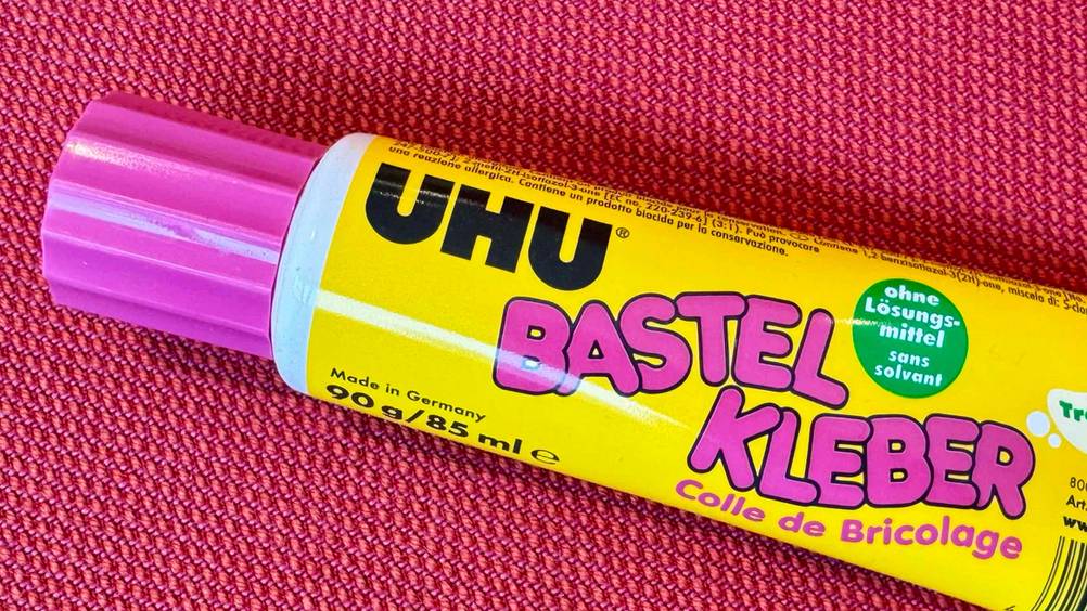 Bastelkleber im Test: Nahaufnahme der Verschlusskapppe einer Tube.