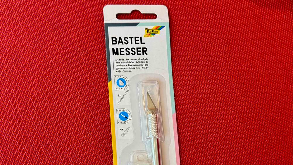 Bastelmesser getestet: Nahaufnahme der Verpackung mit Logo und Artikelbezeichnung.