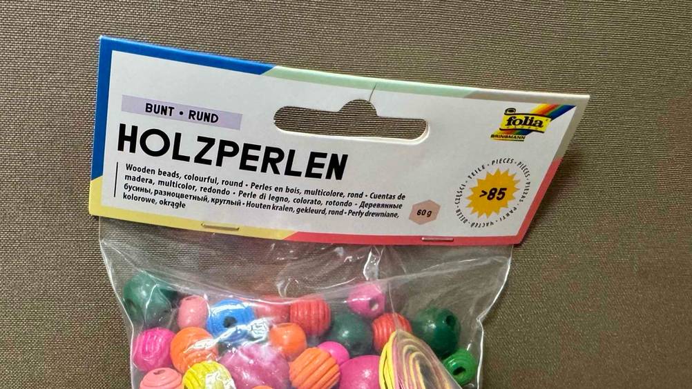 Bastelperlen getestet: Nahaufnahme des Labels mit Logo und Artikelbezeichnung.