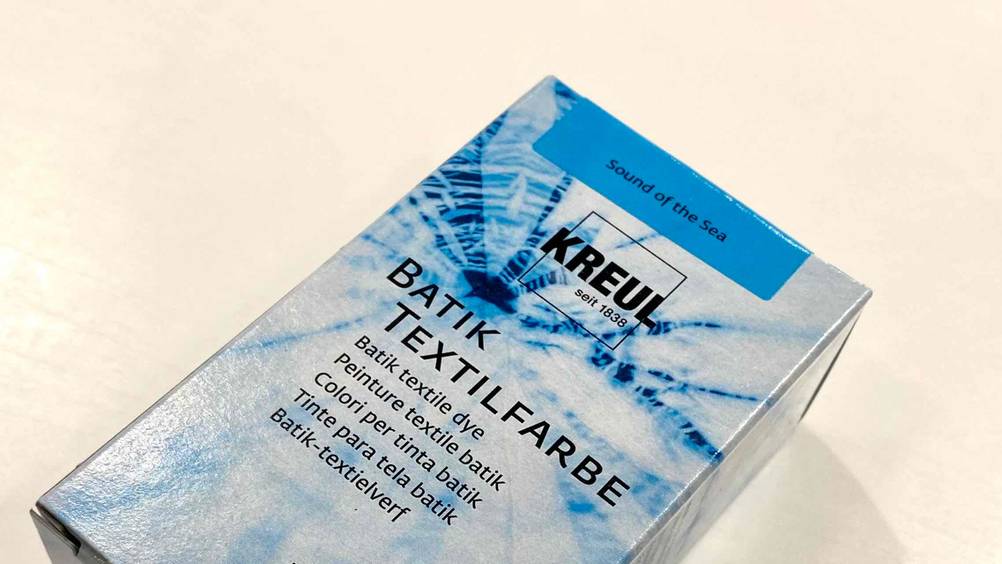 Batikfarben im Test: Nahaufnahme der Verpackung mit Logo und Artikelbezeichnung.
