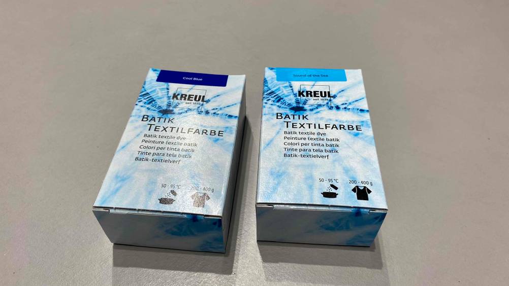 Batikfarben getestet: Nahaufnahme des Bodens der Verpackung der Textilfarbe.