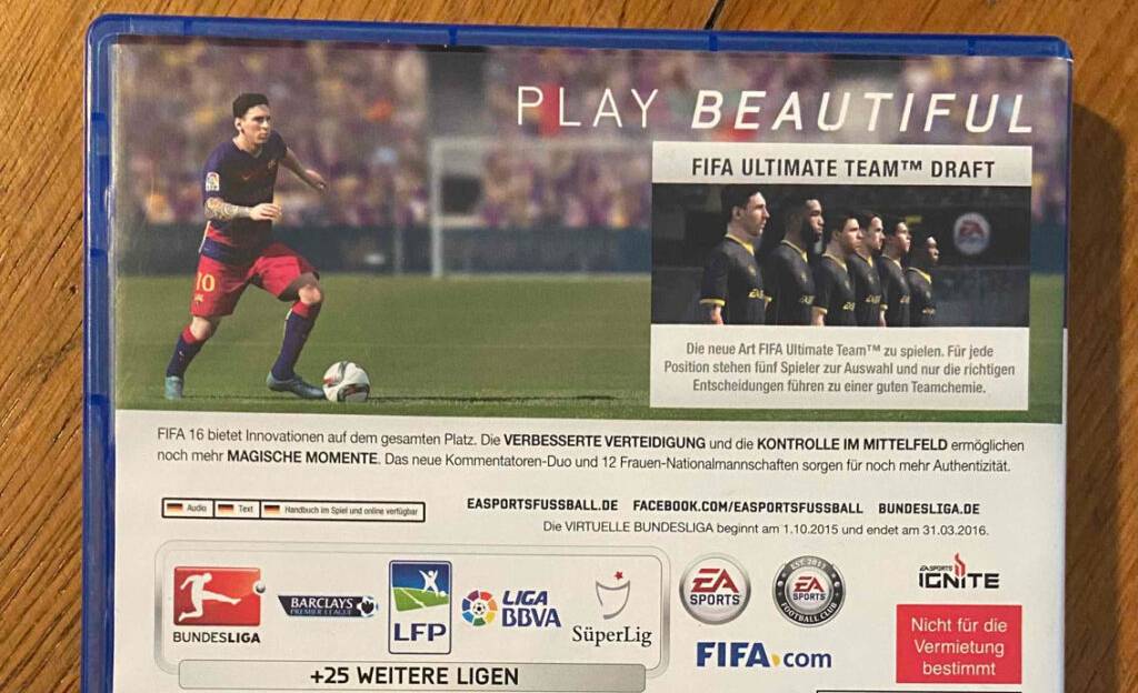 PS4-Spiele-Test: Rückseite eines Play Beautiful Fifa Ultimate Team Draft Spiels.
