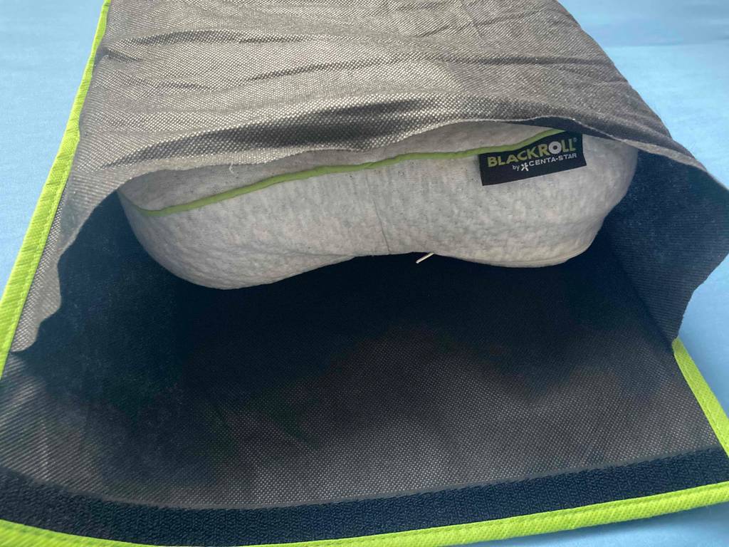 Ein getestetes Bauchschläferkissen befindet sich in einem Bezug. 