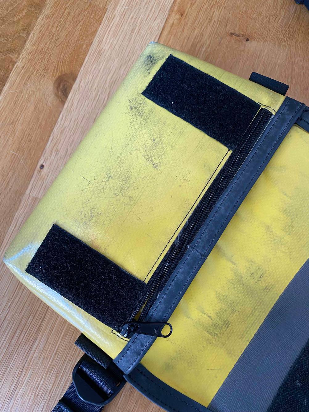 Nahaufnahme der Klettverschlüsse einer getesteten Bauchtasche mit geöffnetem Deckel.