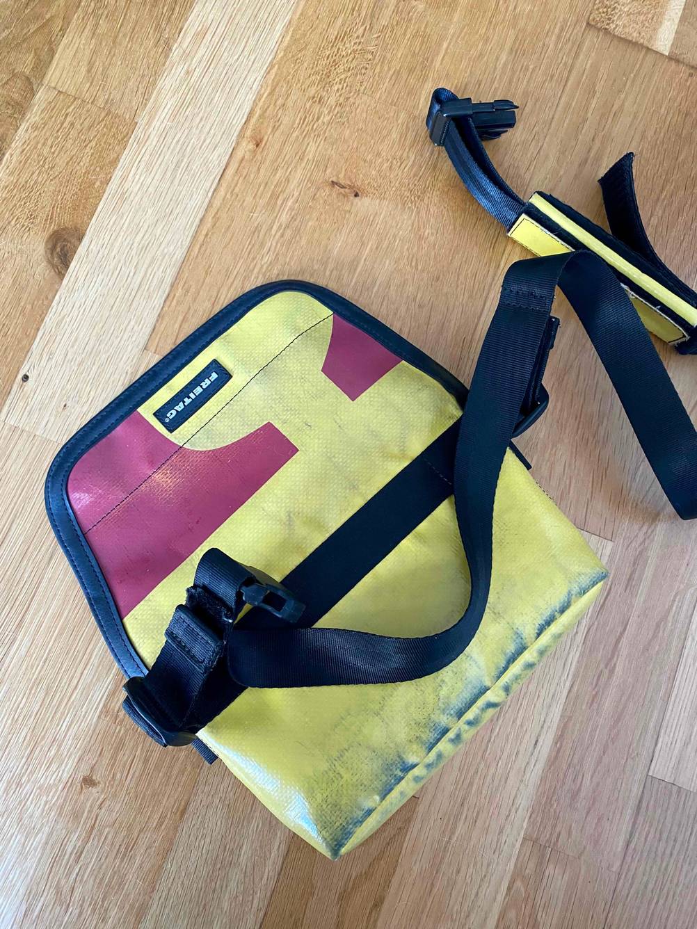 Bauchtasche getestet: Eine Tasche liegt mit der Rückseite nach oben auf einem Holzboden.