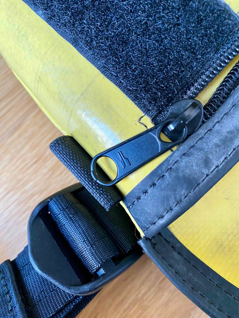 Nahaufnahme des Zippers einer geteteten Bauchtasche.