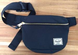 eine klassische bauchtasche 