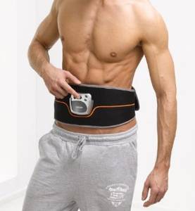 Der Bauchtrainer wird entweder vorne oder seitlich an den Bauch angelegt.