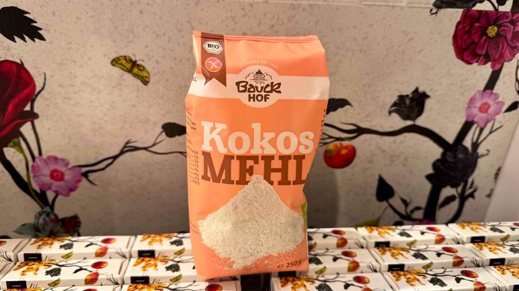 Kokosmehl im Test: Eine 250-g-Packung von Bauck Hof steht auf Produktkartons.