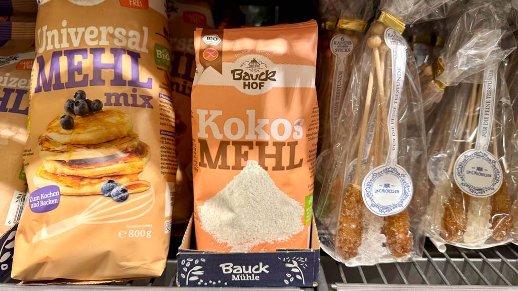 Eine 250-g-Packung mit getestetem Kokosmehl steht neben weiteren Backzutaten auf einem Verkaufsregal.
