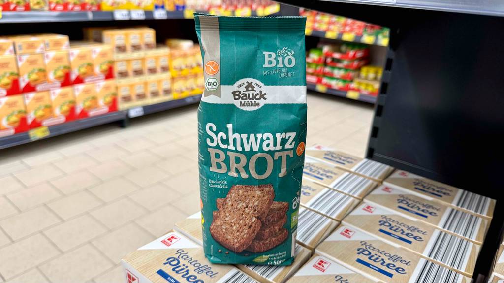 Bio-Brotbackmischung getestet: Eine Packung steht auf mehreren Packungen Kartoffelpüree.