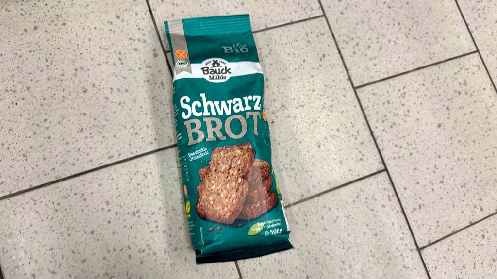 Eine Packung getestete Bio-Brotbackmischung liegt auf einem Fliesenboden.