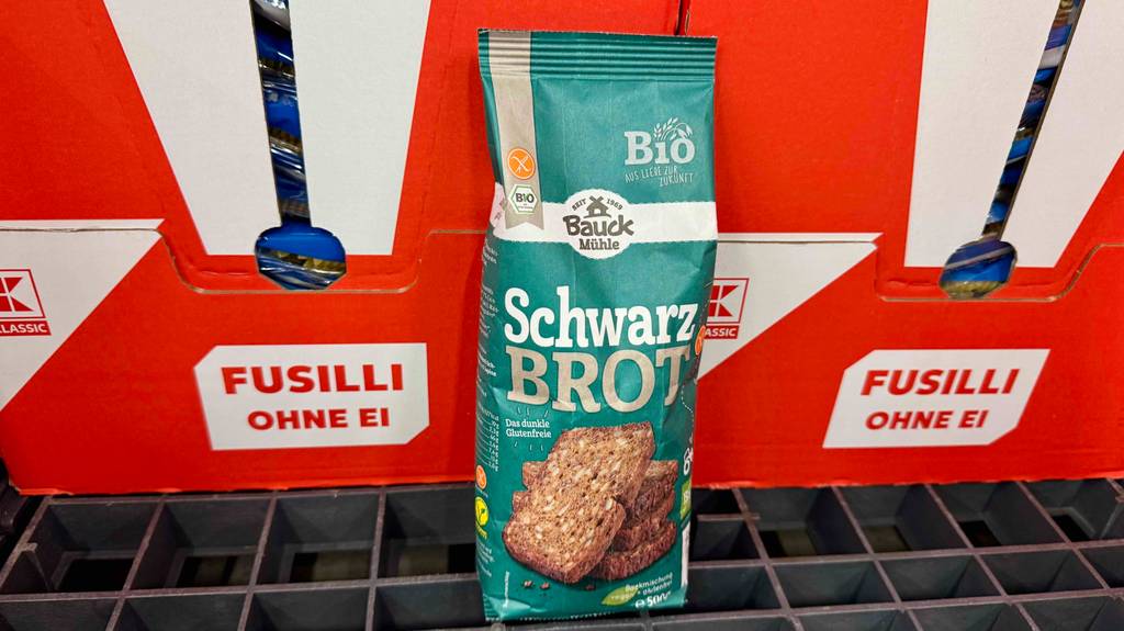 Eine Packung Bio-Brotbackmischung steht zum Testen vor Kartons mit Nudeln.