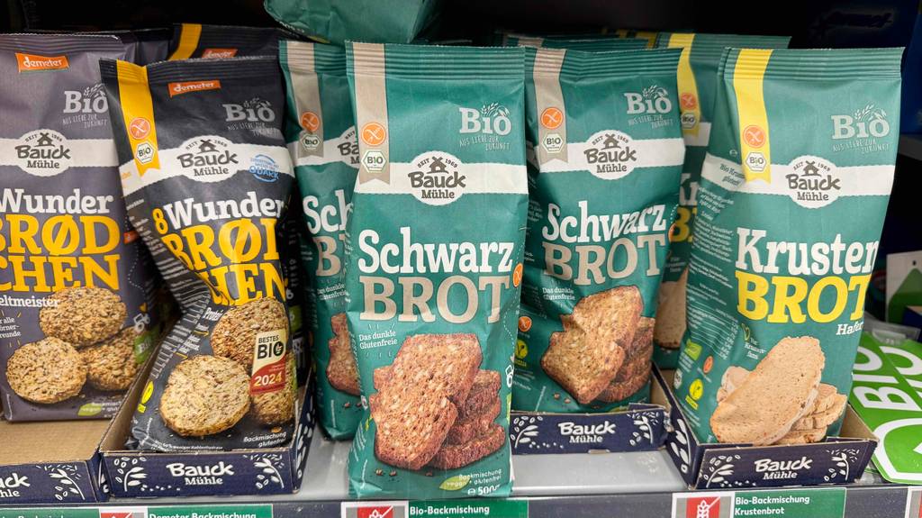 Bio-Brotbackmischung im Test: Mehrere Packungen unterschiedlicher Sorten stehen in einem Regal.