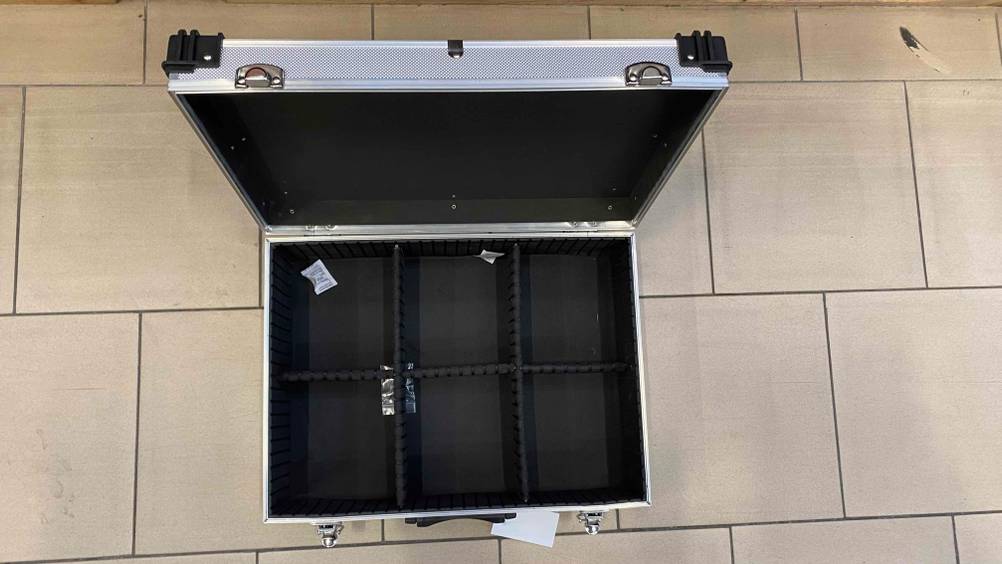 Aluminium-Koffer von Bauhaus getestet: Koffer ist geöffnet.