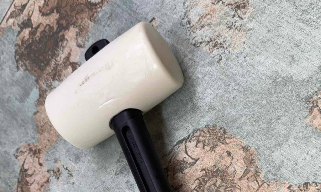 Detailansicht des weißen getesteten Pflasterhammers.