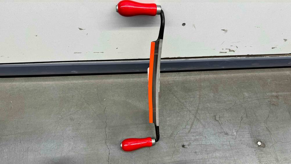 Getestetes Zugmesser lehnt an der Wand.