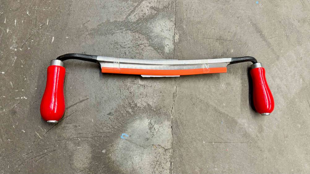 Zugmesser im Test: Produkt liegt auf grauem Untergrund.