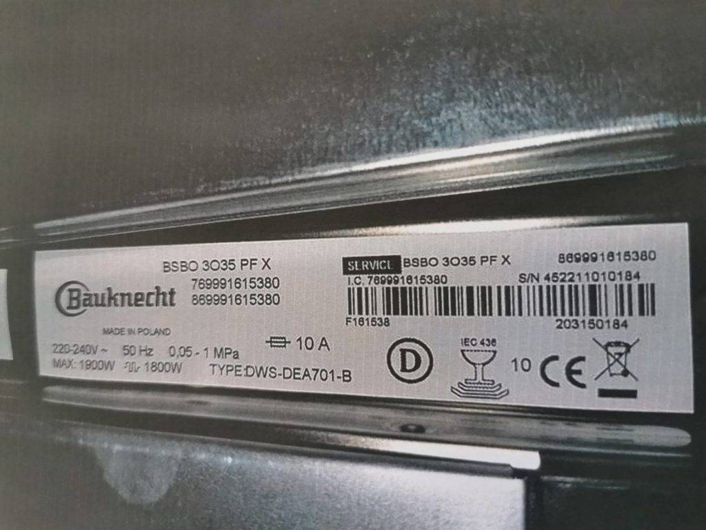 Im Test: Geschirrspüler (45 cm Breite) von Bauknecht, Detailaufnahme des Etiketts.