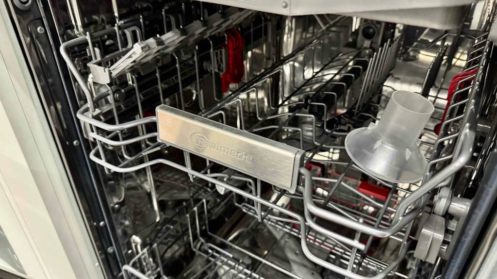 Detailansicht eines geöffneten und getesteten Geschirrspülers, 45 cm breit und voll integrierbar.