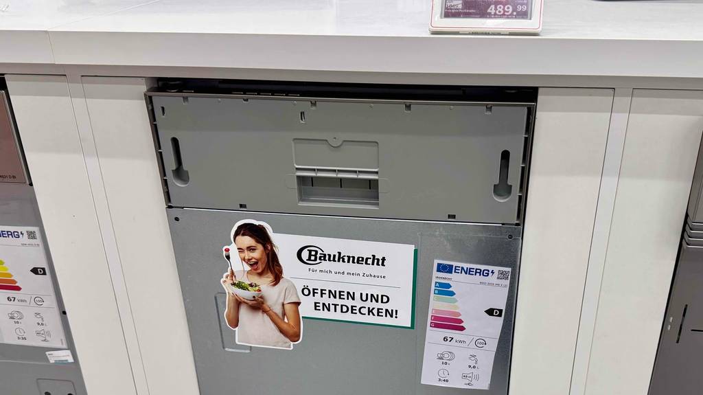 Im Test: ein Geschirrspüler, 45 cm breit und voll integrierbar, steht geschlossen in einem Elektrofachhandel..
