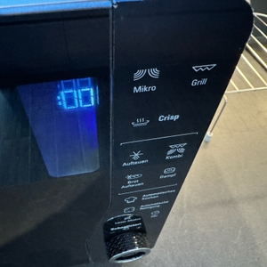 Bedienfeld der Bauknecht ExtraSpace Crisp MW 427 SL