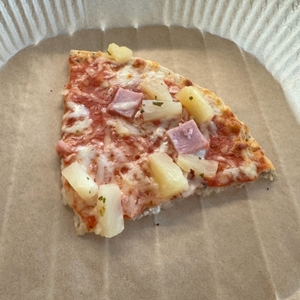 Fertige Pizza auf Backpapier