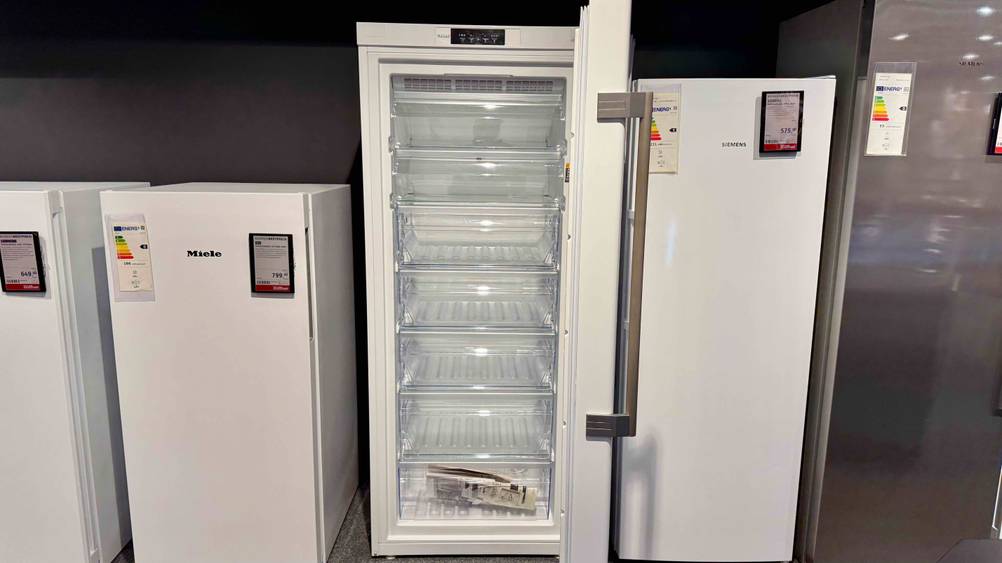 Der getestete Bauknecht-Gefrierschrank von vorne mit geöffneter Türe in einem Verkaufsladen.