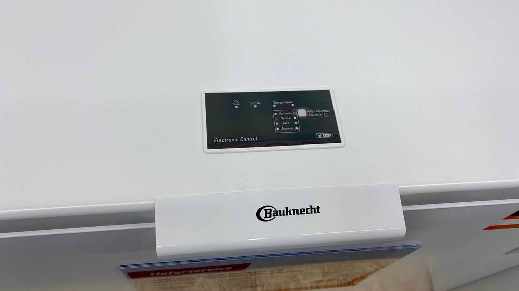 Detailansicht des digitalen Displays einer getesteten Gefriertruhe 200 Liter.