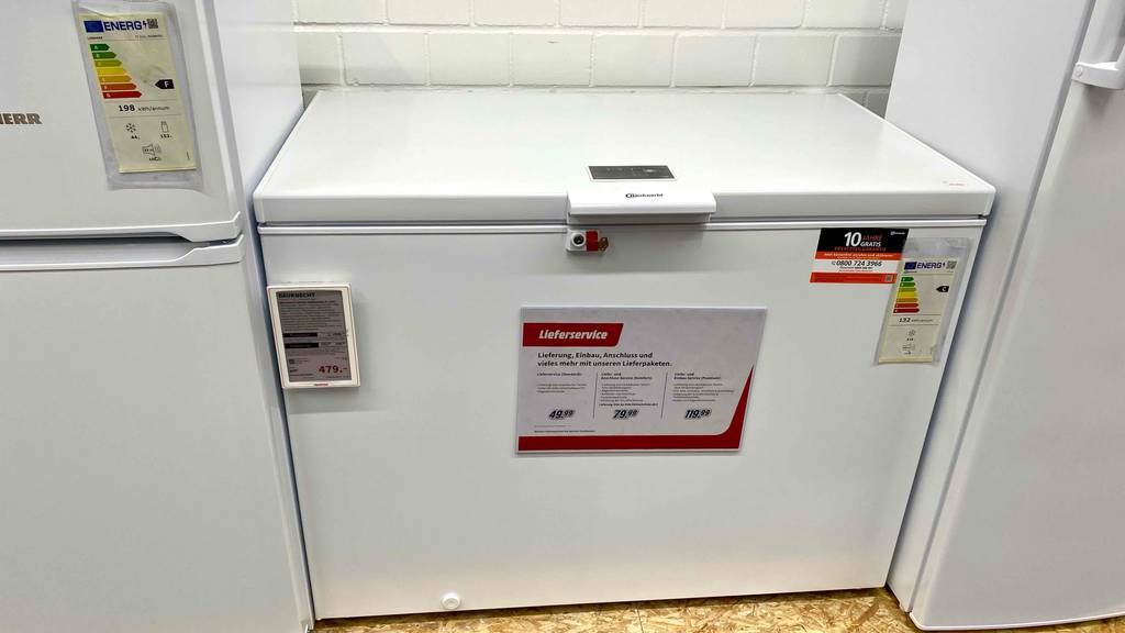 Frontansicht einer Gefriertruhe 200 Liter, die zum testen zwischen anderen Geräten steht.