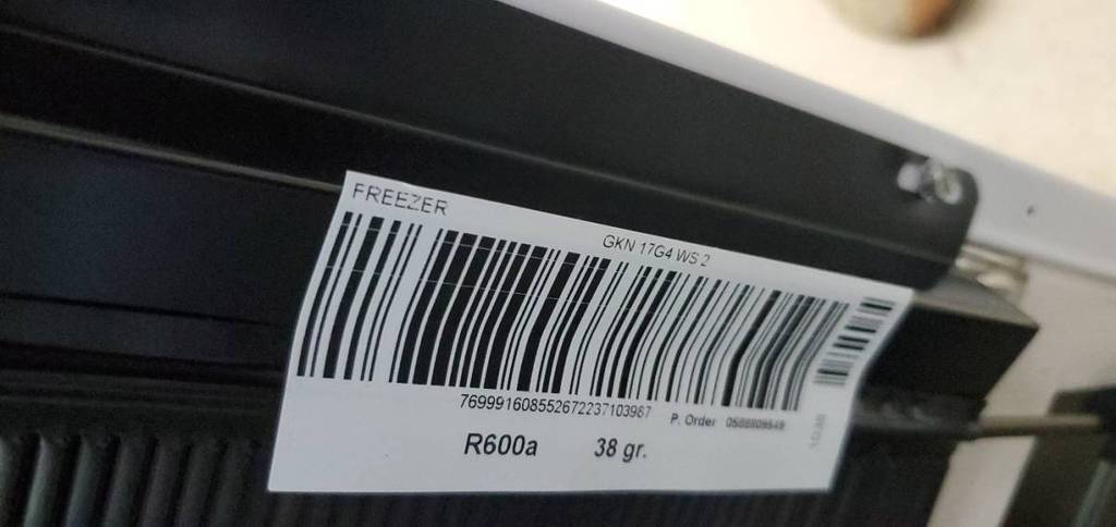 Detailaufnahme eines Barcodes auf schwarzem Untergrund von einem NoFrost-Gefrierschrank im Test.