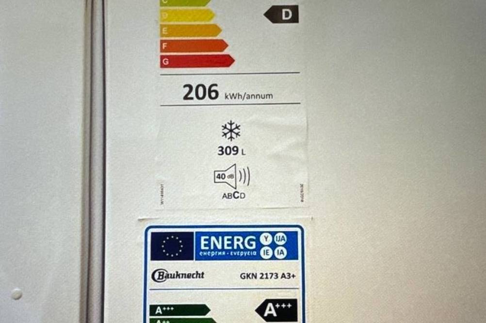 Detailaufnahme eines Energieeffizienz-Etiketts vom getesteten NoFrost-Gefrierschrank der Marke Bauknecht.