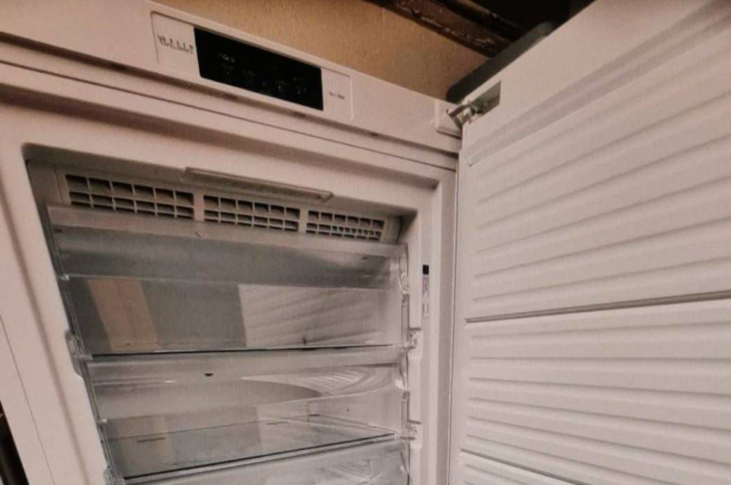 NoFrost-Gefrierschrank-Test: Nahaufnahme eines freistehenden Modells inklusive sieben Gefrierfächern und offener Tür.