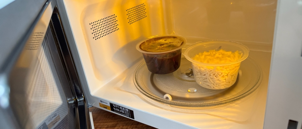 Bauknecht MW 254 SM mit Fertiggericht im Inneren