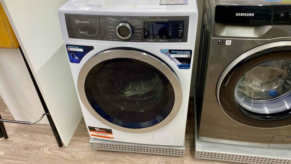 Im Test: Eine Bauknecht-Waschmaschine von vorne mit Bedienelementen auf einem Sockel.